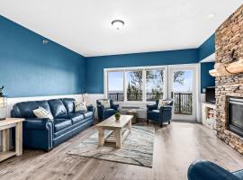 Breathtaking Lake Views King Suite, Queen Beds, Kitchen and Heated Indoor and Outdoor Pools, κατάλυμα με κουζίνα σε Two Harbors