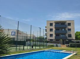 Piscina y Pádel al lado del Mar, hotel in Torredembarra