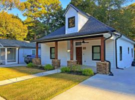 A Cabin in the City with a 5 Star Lush Backyard, apartmanh&aacute;z Atlant&aacute;ban