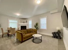 Modernized Heritage Home 2 BR Near Wonderland