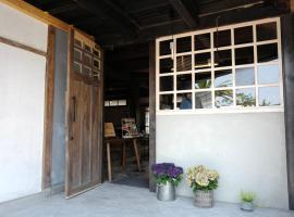 海と鉄 1日1組限定の宿, caba&ntilde;a en Sukumo