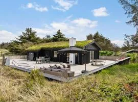 4 Bedroom Cozy Home In Saltum