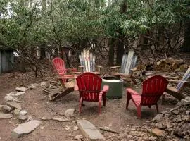 Mountain Laurel Bungalow Lakeview & Hot Tub
