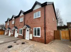 3 Bedroom New House Sleeps 5 with FREE Parking&WiFi -C