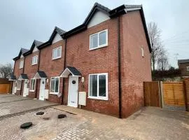 3 Bedroom New House Sleeps 5 with FREE Parking&WiFi -D