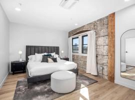 2 Private King Suites - Walk to Nightlife, Hotel in Grand Rapids