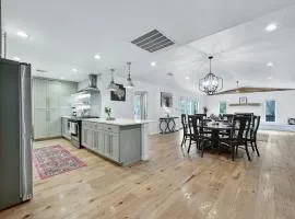 Downtown Gem - Fire pit - Ensuite Baths - Sleeps 8