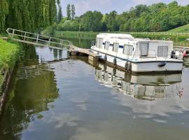 Bateau Unique à Chenillé-Changé - Jusqu'à 9 Personnes - API-1-46-27, hotel a Châteauneuf-sur-Sarthe