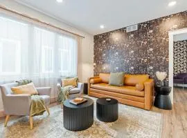 Stone Flora 2BR Condo Near Downtown and Bay