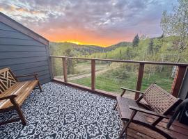 The Oak Cottage Ski in out Pool Hot Tub Views of Lutsen Mtn, căsuță din Lutsen