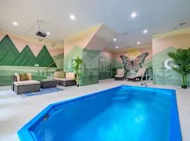 Luxurious Zen Cabin with Private Indoor Pool, Arcade, Hot Tub, Arcade, Bbq & Movie Projector
