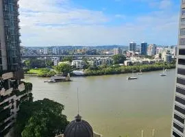 Lux 18th floor 2br 2bath, River view, Pool, Spa, Sauna, Gym, Wifi,