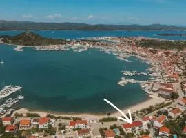 Beach apartment KATE - Wake up to the sea, terrace, garden & parking, Murter - Dalmatia