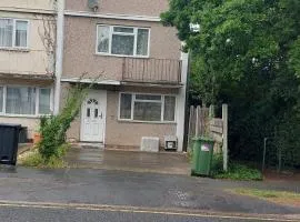 Linda 5BR House Of Basildon
