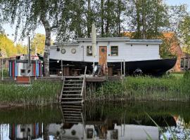 Cozy little house with sauna on a fishing boat, hotel sa Pärnu