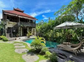 Authentic 5 BR Villa - Perfect for Families & Groups - Close to Canggu Beach