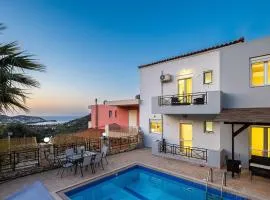 3 Bed Villa - Sleeps 6 - Pool - Terrace - Parking