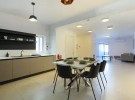 Spacious & Central 3BD Apartment with Front Balcony - Close to Sliema, St Julians, Valletta