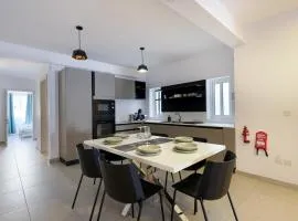 Spacious & Central 3BD Apartment with Front Balcony - Close to Sliema, St Julians, Valletta
