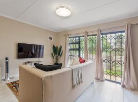 Chic Open Living Luxury Studio, hotel in Vosburg