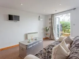 Stansted airport - studio annexe with parking