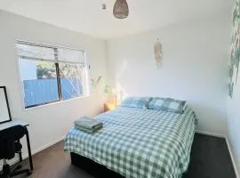 Private room in sunny Bayfair