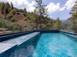 2K Group Kakopetria Luxury Villa with pool & sauna, hotel v destinaci Kakopetria