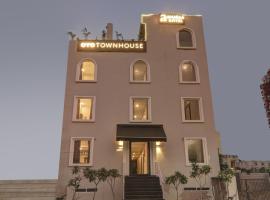 Super Townhouse Amaraa Hotel Near Phoenix Palassio, hotel v destinaci Nalmatha