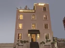 Super Townhouse Amaraa Hotel Near Phoenix Palassio