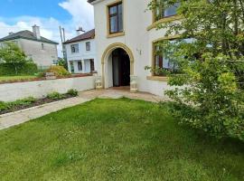Abbeyfeale Home-Sleeps 6 -Private Garden, vil&middot;la a Abbeyfeale