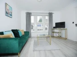 Milestone House By N And N Stays, Contractor Friendly, 6 Bed house, Sleeps 10, Private Parking, WIFI