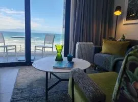 Wavescape Chic Seaside Stay
