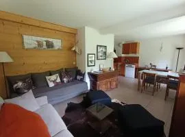 Appartement 6 pers. - Accès direct pistes - Terrasse ensoleillée - Classé 2* - FR-1-445-10