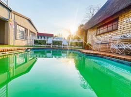 Rest Inn C Guesthouse - 10min from OR Tambo Airport, pet-friendly hotel in Boksburg