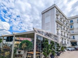 Boutique Hotel Balș，Balş的有停車位的飯店