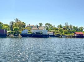 Nice Home In Manger With House Sea View, hotelli kohteessa Manger