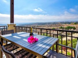 Beautiful Sea and Sunset Views from Apartment CE13, Theseus Village, Aphrodite Hills, hotel i Kouklia