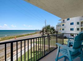 Flagler Beach में, होटल Oceanfront Flagler Beach Condo | Wraparound Balcony & Pool