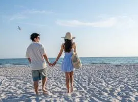 King Bed-Step to Madeira Beach-Heated Pool-Private