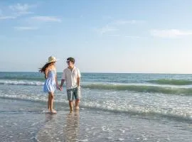 Queen Bed-Step to Madeira Beach-Heated Pool-Private