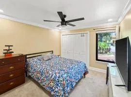 Luxury Queen Room, Walk to UM, Free Car Service!