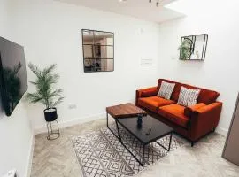 Hen & Chickens Luxury Apartments, Free Parking, By DerBnB