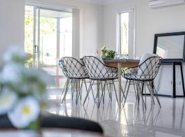 4BR House in GC - Sweet Family Escape near Theme Parks, Hotel in Pimpama