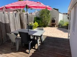 Maison mitoyenne à Barbâtre, proche plage, 4 personnes, Wi-Fi, jardin clos - FR-1-823-92