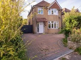 Stylish 3-Bedroom House with big Garden & Parking
