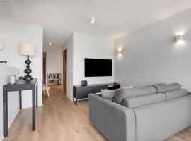 Stylish 2-Bedroom Flat with Balcony near Reykjavík, hotel v destinaci Garðabær