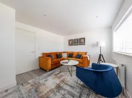 CONTRACTORS FAVOURITE, LUXURY LIVING, LARGE PREMIUM HOUSE, NEWLY BUILT, FREE PARKING FOR UP TO 4 VEHICLES, GREAT ACCESS TO CENTRAL LUTON & THE M1 and A6
