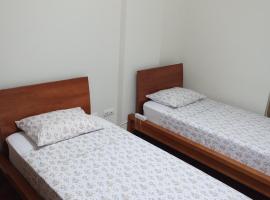 Costa Lodges, Shared Room Funchal or Santa Cruz, hôtel à Santa Cruz