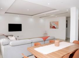 Spacious 3-Bedroom Apt Near Kebra Kanela Beach, chỗ nghỉ tự nấu nướng ở Praia