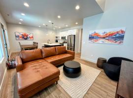 Alpine Escape Luxury Retreat Hot Tub Walkable Mountain Views 3 King Beds, hotel in Driggs